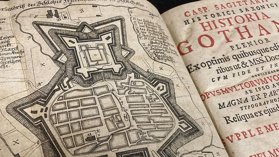 Frontispiz und Teil des Titelblattes zu Caspar Sagittarius: Historia Gothana Plenior. Jena 1700