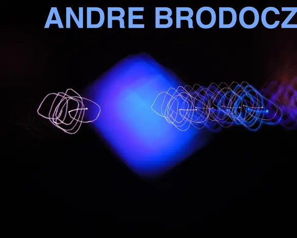 Bild mit Farbverlauf und Text "A. Brodocz"