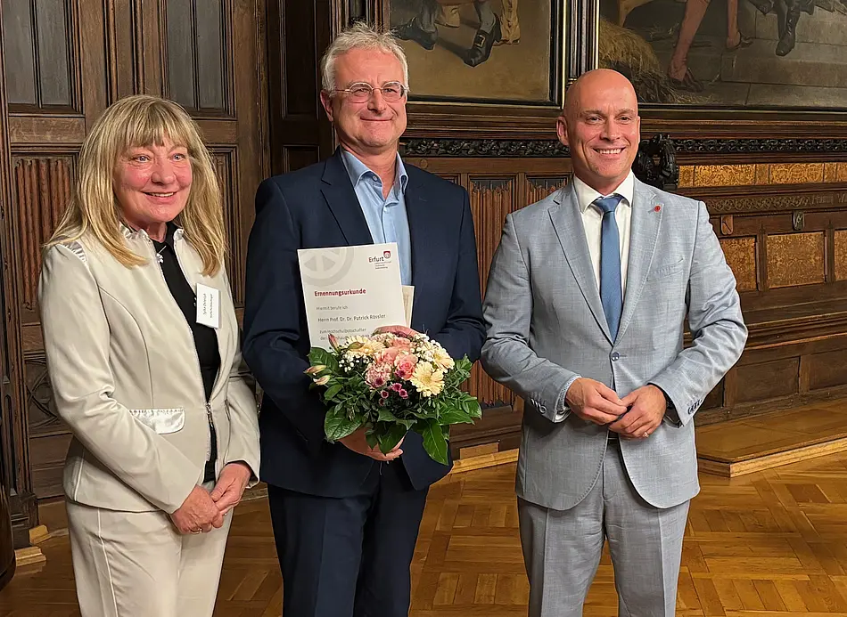Sylke Osterloh, Prof. Dr. Dr. Patrick Rössler und Oberbürgermeister Andreas Horn bei der feierlichen Ernennung im Rathausfestsaal.