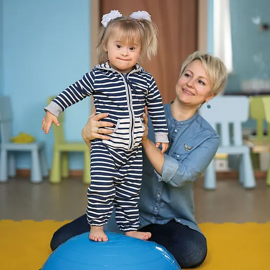 Kinder und Betreuerin Down-Syndrom