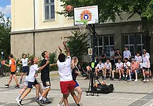 Studierende spielen auf dem Campus Basketball