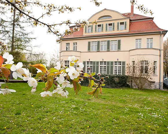 Die Villa Martin der Katholisch-Theologische Fakultät der Universität Erfurt im Frühjahr