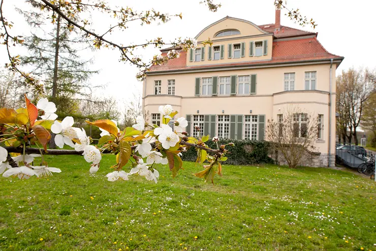 Die Villa Martin der Katholisch-Theologische Fakultät der Universität Erfurt im Frühjahr