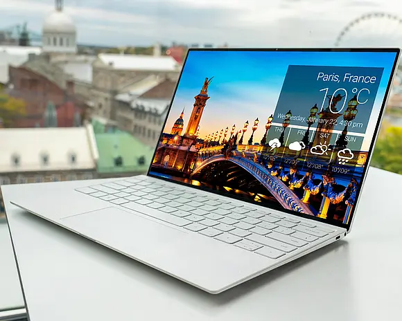 computer_with_paris_picture_photo_by_xps_on_unsplash