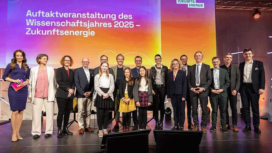 Menschen auf der Bühne der Auftaktveranstaltung Wissenschaftsjahr 2025 im Futurium Berlin