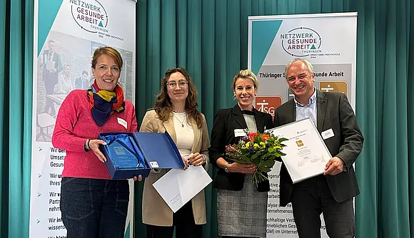 Gruppenbild von der Verleihung des Siegels "Gesunde Arbeit"