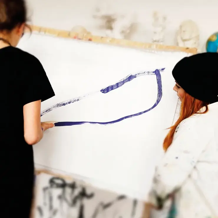 Kunst-Studentinnen malen ein Bild