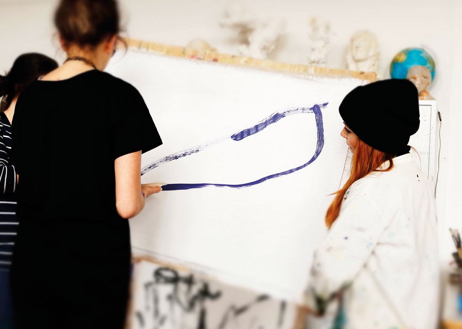 Kunst-Studentinnen malen ein Bild