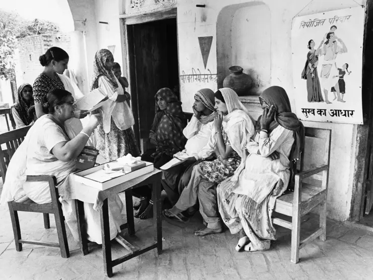 FAMILIENPLANUNG. NUM Familienplaner Vorlesungen Frauen auf die Verwendung von Verhütungsmitteln Geräte in einem Dorf in der Nähe von Neu-Delhi, Indien, 1968. Quelle: Granger Historical Picture Archive / Alamy Stock Foto.