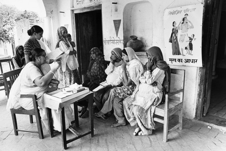 Bild: INDIEN: FAMILIENPLANUNG. NUM Familienplaner Vorlesungen Frauen auf die Verwendung von Verhütungsmitteln Geräte in einem Dorf in der Nähe von Neu-Delhi, Indien, 1968. Quelle: Granger Historical Picture Archive / Alamy Stock Foto.