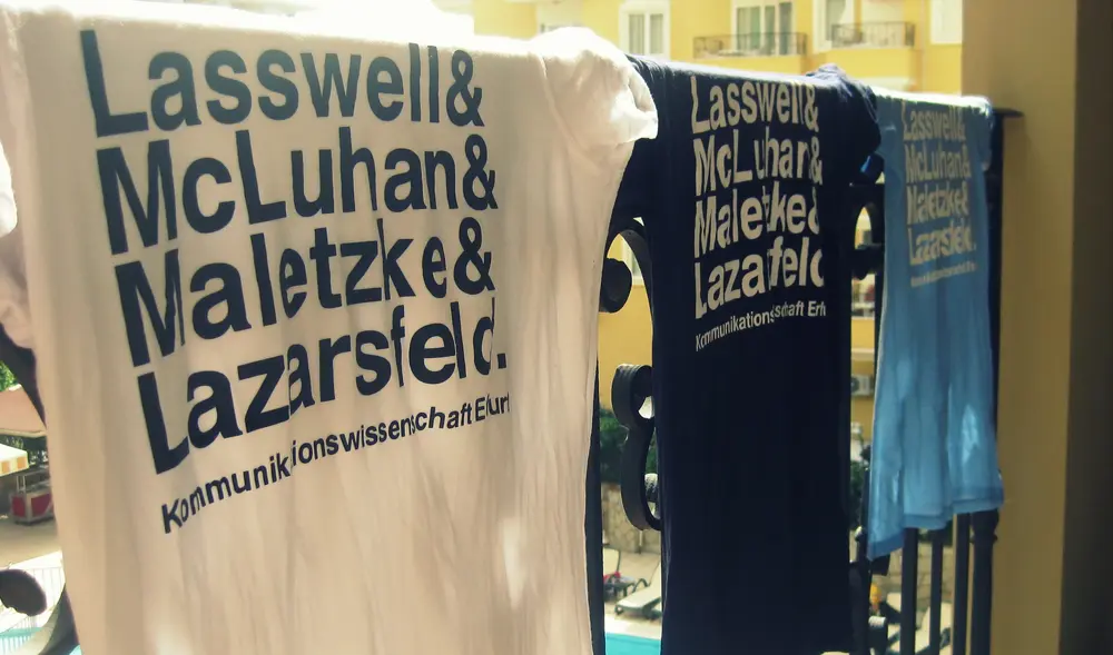 T-Shirts der Erfurter Kommunikationswissenschaft über der Balkonbrüstung