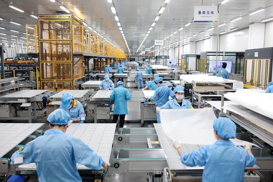 Solarmodule werden in einer Fabrik in Ningbo, China, hergestellt
