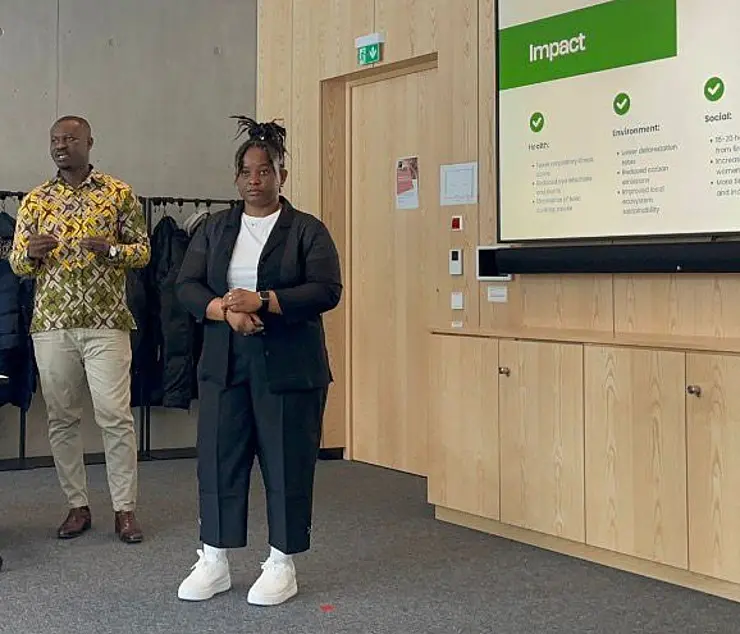 Nnenna Ebem und Bernard Osei‑Frimpong präsentieren ihr Projekt.