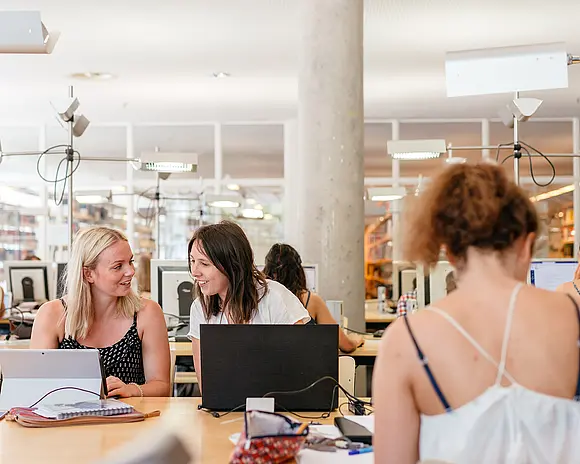 Studierende in der Universitätsbibliothek Erfurt