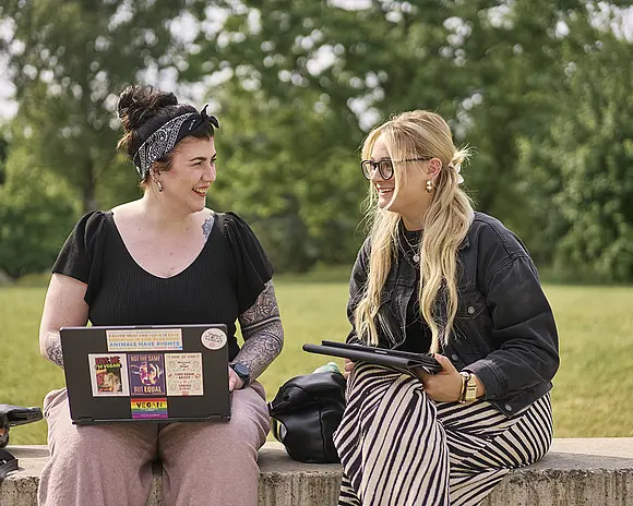 Studentinnen Campus Laptop