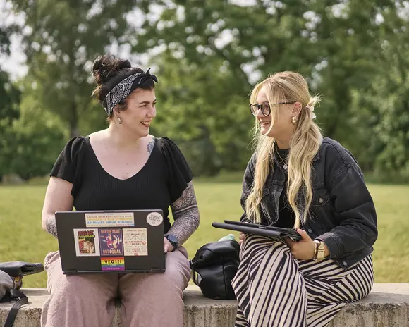 Studentinnen Campus Laptop