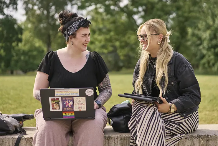 Studentinnen Campus Laptop