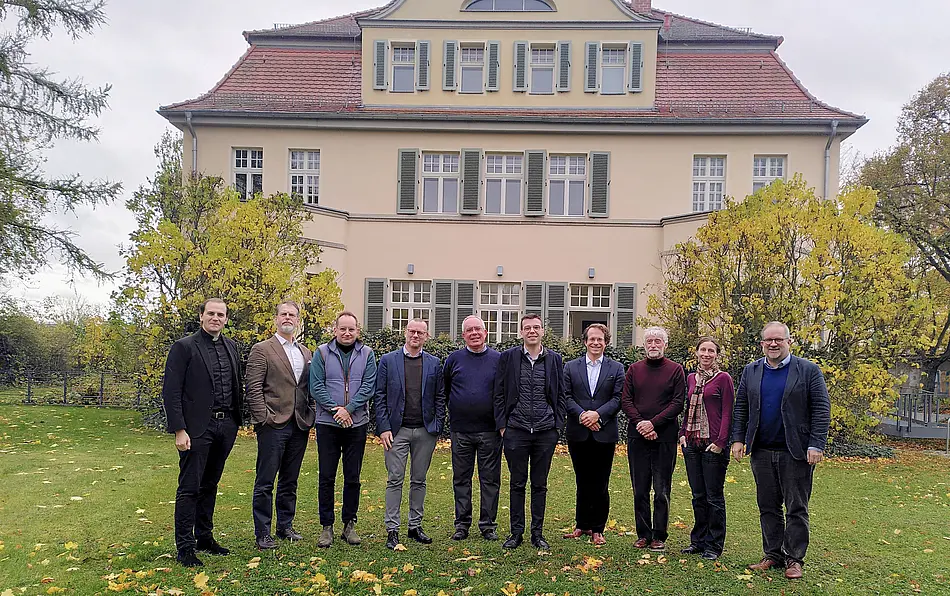 Die Tagungsteilnehmer*innen vor der Villa Martin