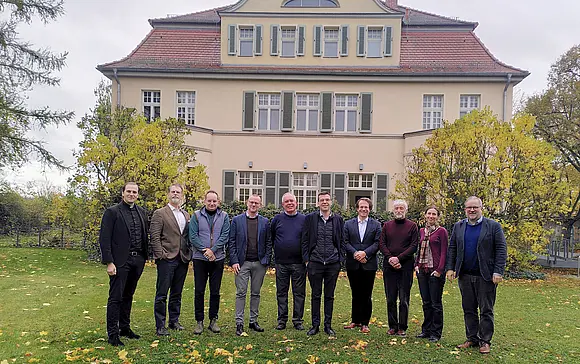 Die Tagungsteilnehmer*innen vor der Villa Martin