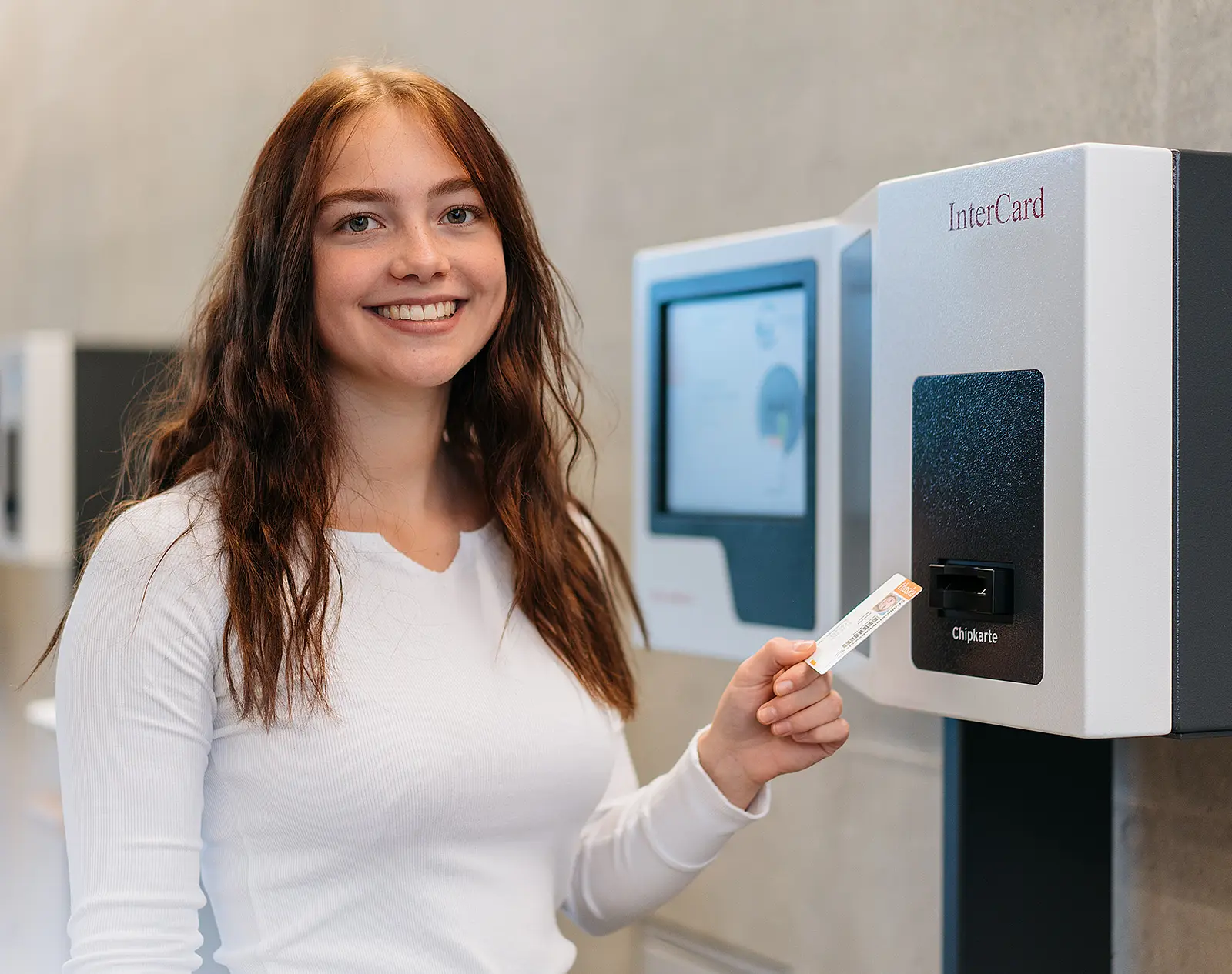 Studentin am thoska-Automat