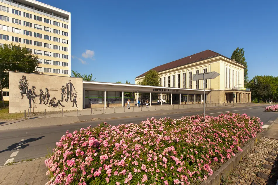 Der Eingangsbereich der Universität Erfurt im Sommer