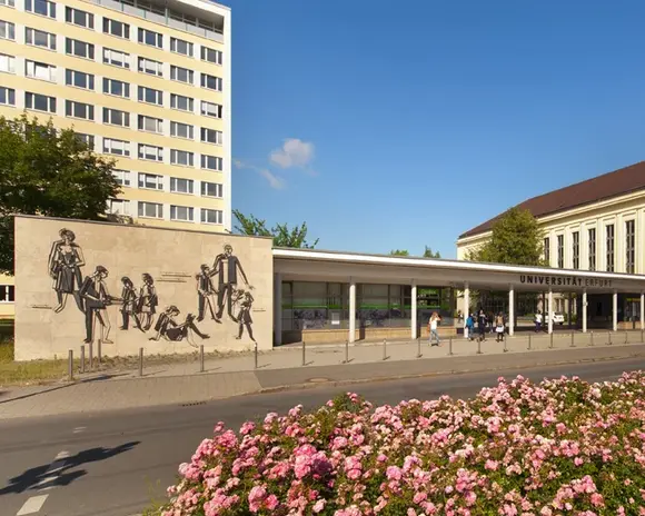 Der Eingangsbereich der Universität Erfurt im Sommer