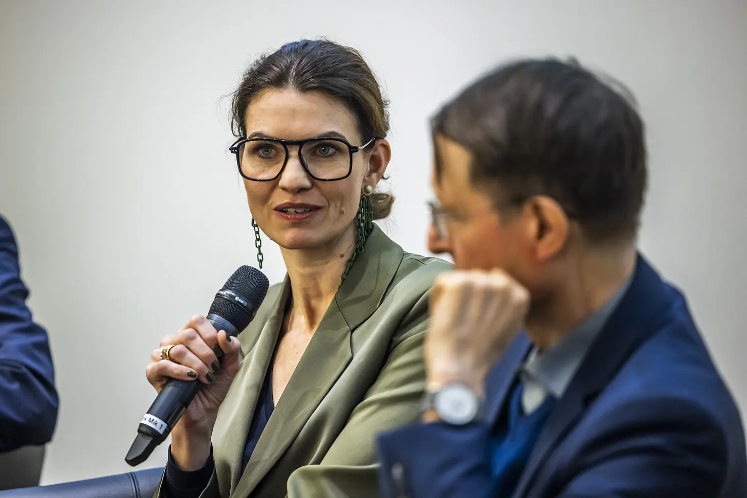 Cornelia Betsch spricht in ein Mikrofon