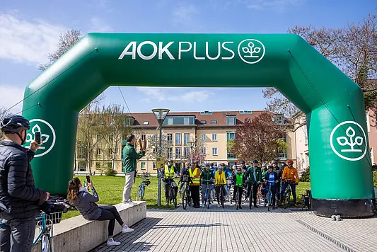 Many cyclists under the starting arch
