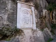 Inschriften in einer Felswand