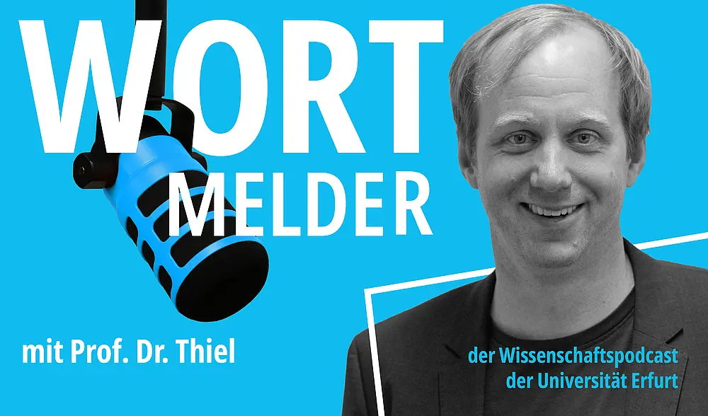 Wortmelder-Podcast mir Prof. Dr. Thiel, blauer Hintergrund, Schwarz-weiß-Porträt von Thorsten Thiel