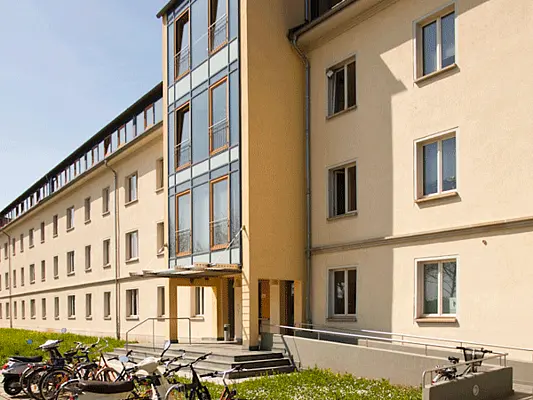 Eingang zum Lehrgebäude 4 auf dem Campus der Universität Erfurt