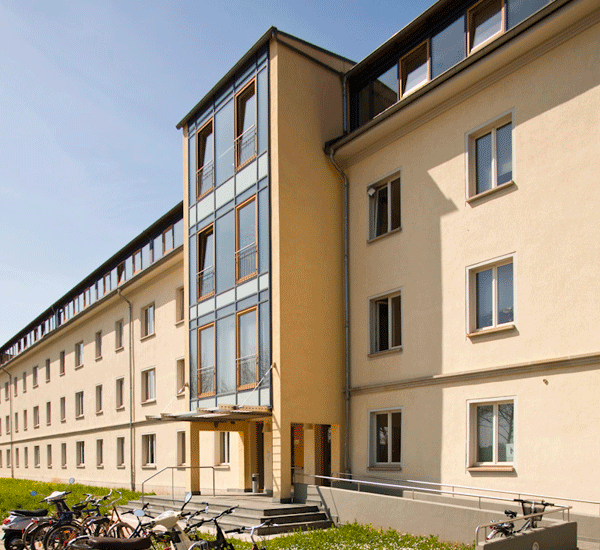 Eingang zum Lehrgebäude 4 auf dem Campus der Universität Erfurt