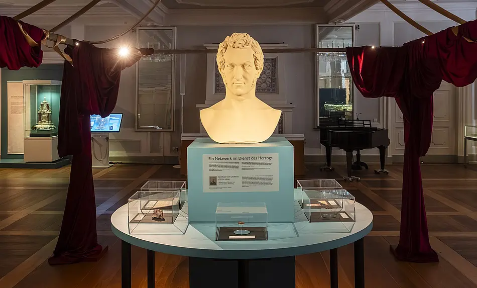 Foto der Ausstellung Coburg | Gotha | 1826, Herzog Ernst als Büste thront im Spiegelsaal