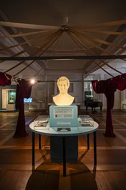 Foto der Ausstellung Coburg | Gotha | 1826, Herzog Ernst als Büste thront im Spiegelsaal