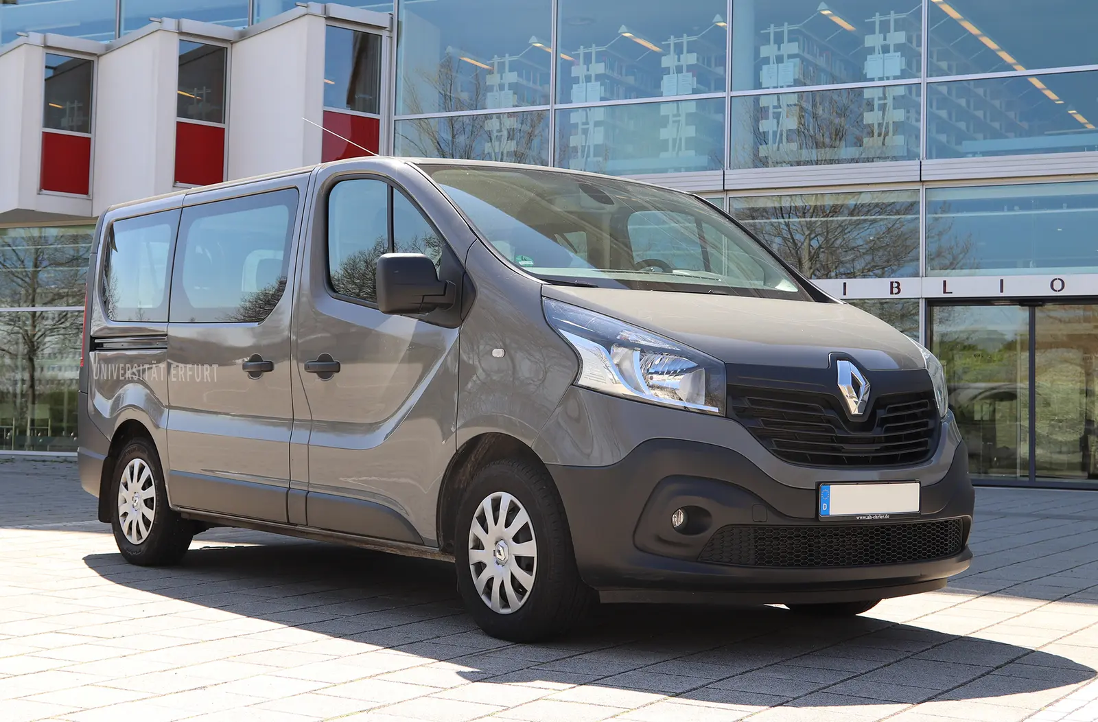 Fahrzeug vor Universitätsbibliothek