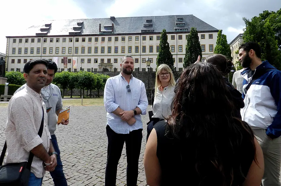 Teilnehmer*innen am Co-Lab vor Schloss Friedenstein