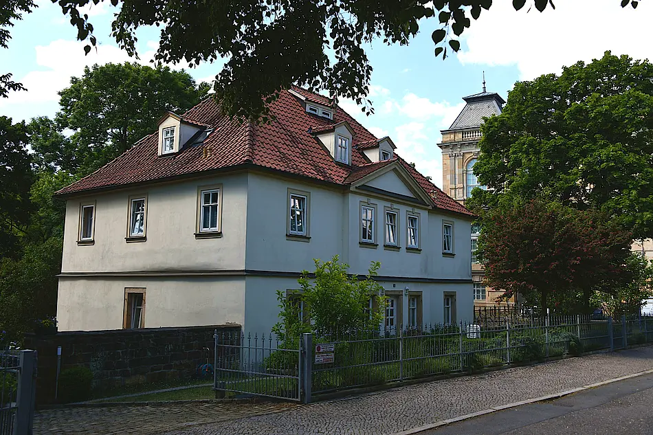 Weißes Schrägdachhaus: In diesem ehemaligen Haus des herzoglichen Hofgärtners Christian Heinrich Wehmeyer in der Schloßallee 13 trafen sich die Gothaer Illuminaten. (Conny Möller, Gotha; Privatarchiv)