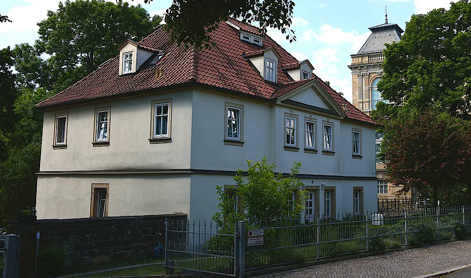 Weißes Schrägdachhaus: In diesem ehemaligen Haus des herzoglichen Hofgärtners Christian Heinrich Wehmeyer in der Schloßallee 13 trafen sich die Gothaer Illuminaten. (Conny Möller, Gotha; Privatarchiv)