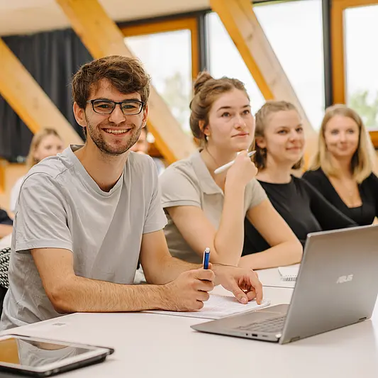 Student im Seminarraum