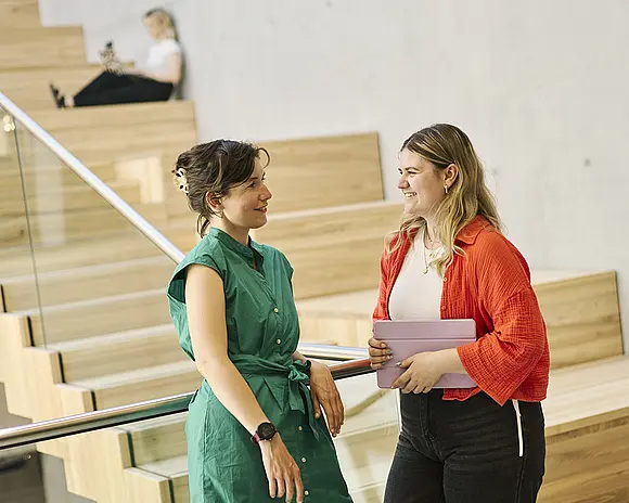 Studentinnen Gespräch Forschungsbau