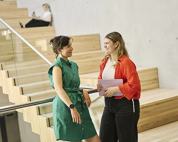 Studentinnen Gespräch Forschungsbau