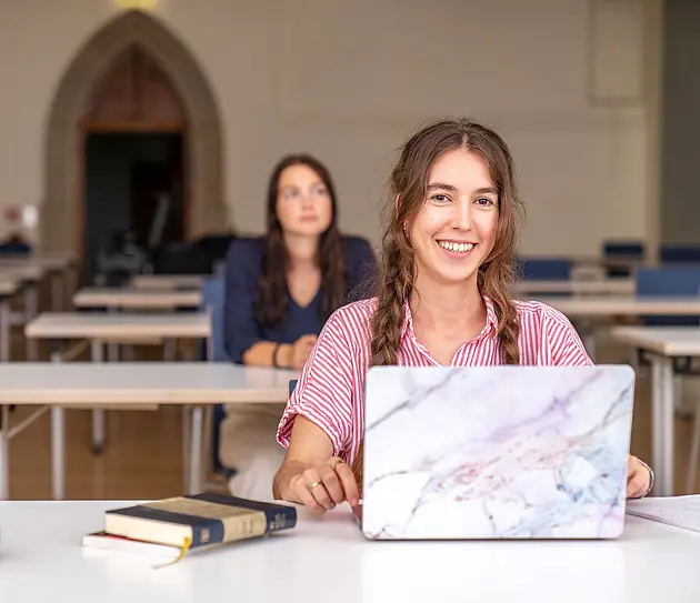 Studierende im Dom