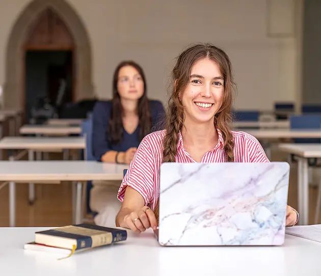 Studierende im Dom