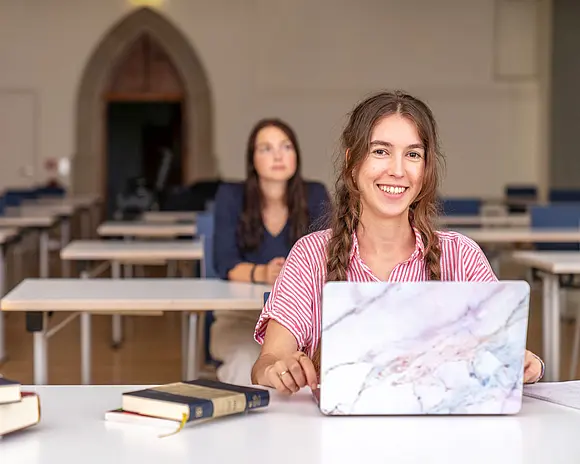 Studierende im Dom
