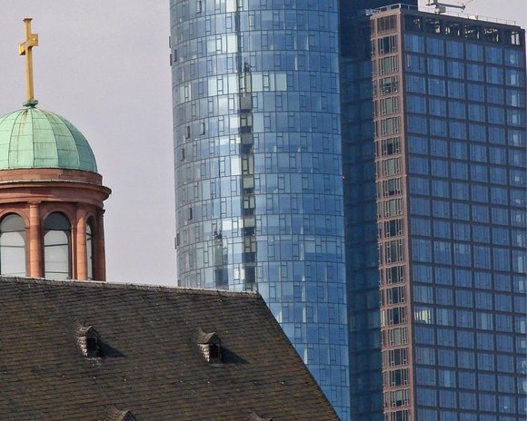 Kirche vor der Kulisse der Frankfurter Skyline