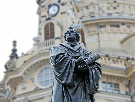 Luther statue in front of the reconstructed Frauenkriche in Dresden