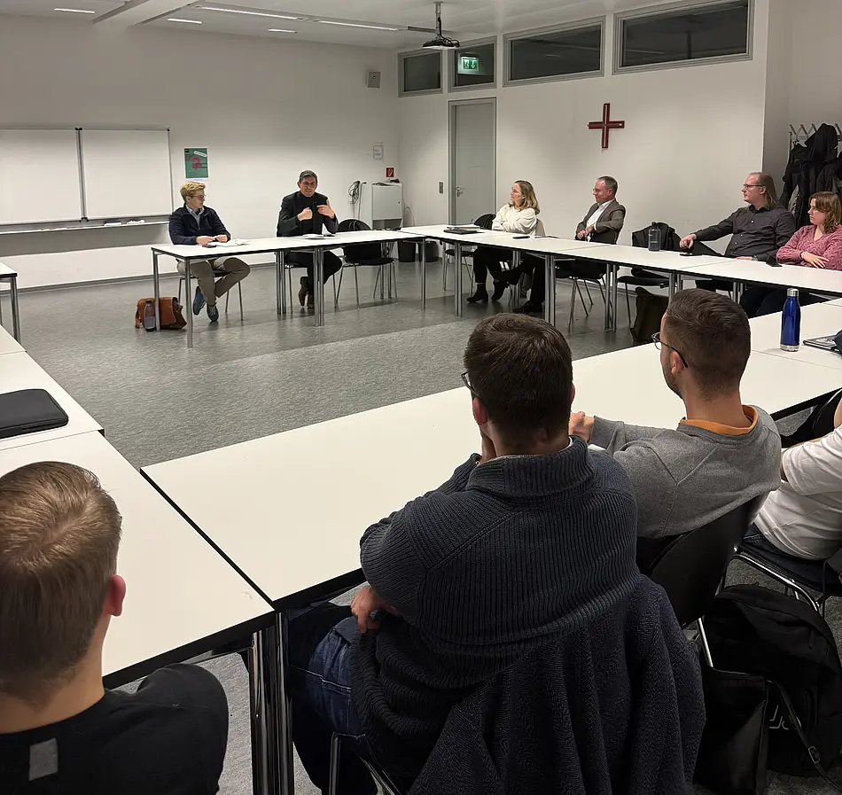 Studierende im Seminarraum während des Vortrags von Dr. Thomas Arnold