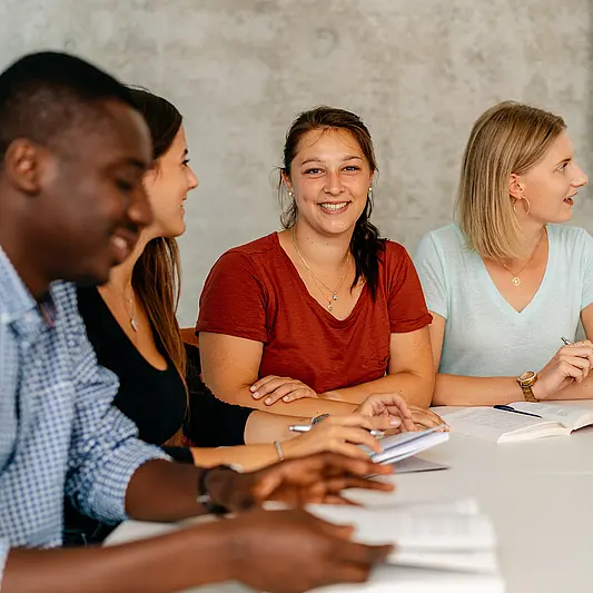 Studentin im Seminarraum