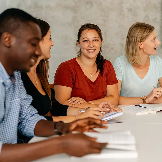 Studentin im Seminarraum