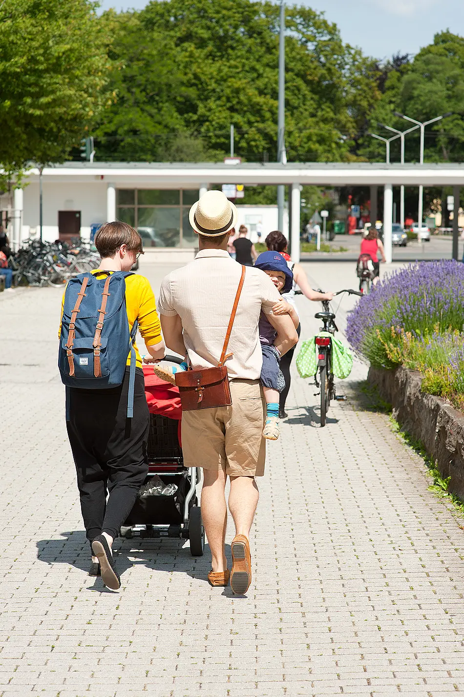 Studierende mit Kind auf dem Campus der Universität Erfurt